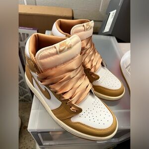 Air Jordan 1 Retro High Top Tan White Satin Laces Size 8